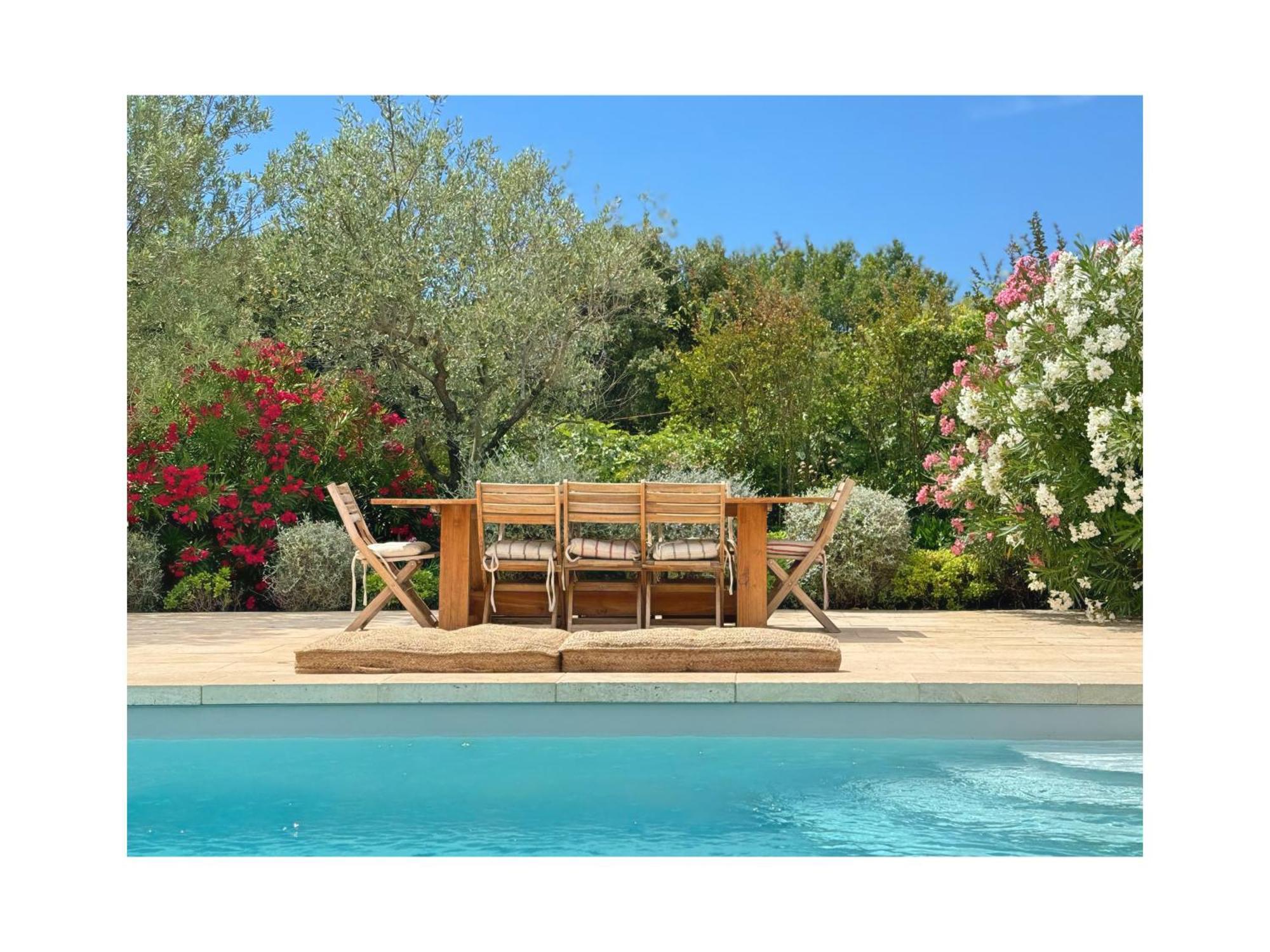Les Jardins De Sitaara Bed & Breakfast Cucuron Exterior photo